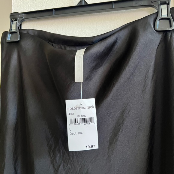 Beatifull skirt new with tag very soft material - Picture 2 of 11